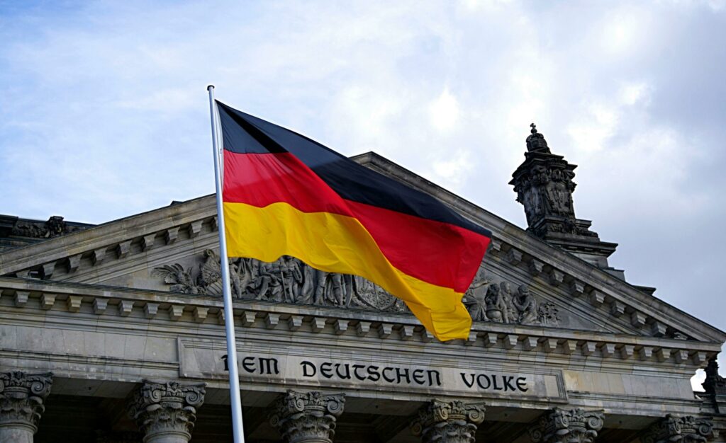 Germania trimite tineri voluntari in zonele migrantilor