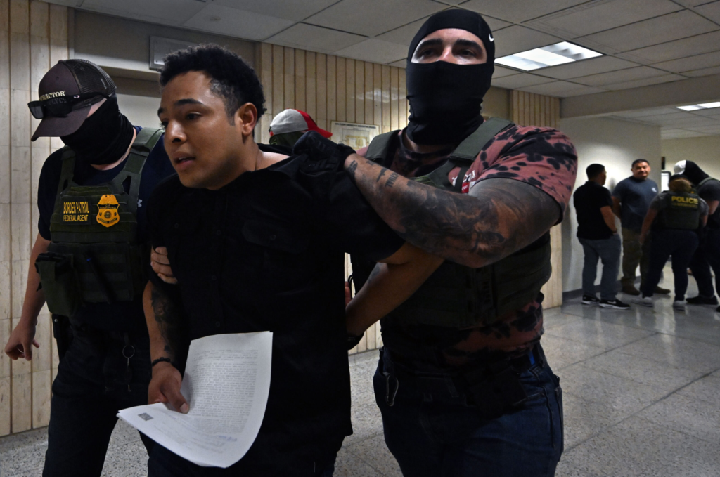 Marul retrage aplicatiile de monitorizare ICE dupa presiuni
