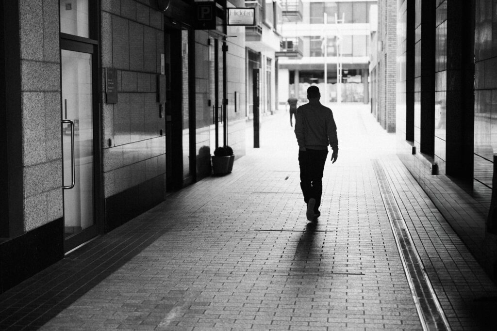 Tanar de 26 de ani acte sexuale publice cu trei fete