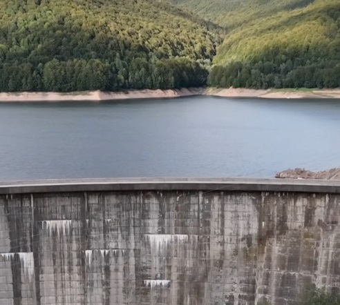 Hidroelectrica reia deversarile controlate la Lacul Vidraru