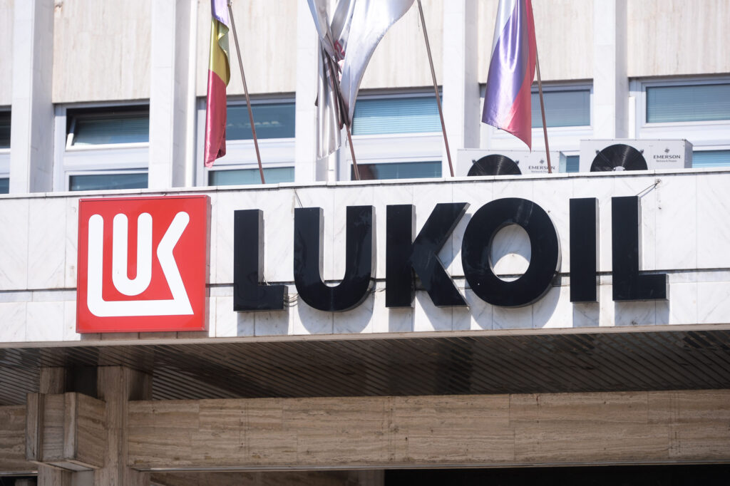 Lukoil in atentia Carlyle Group Reteaua de 22 miliarde dolari