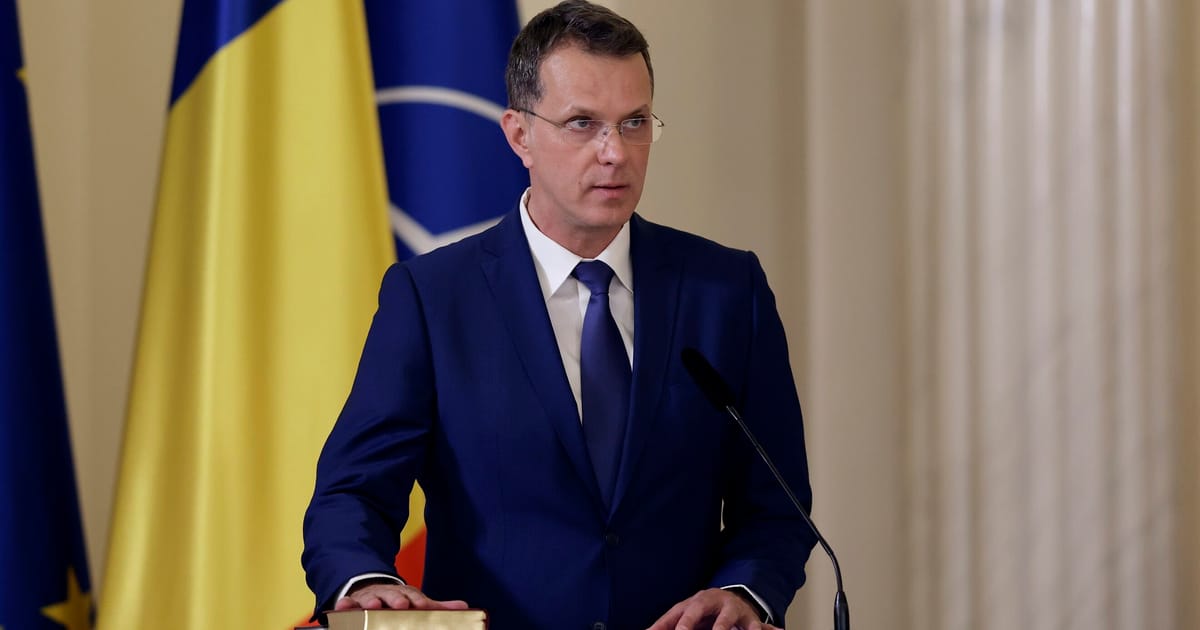 Ministrul apararii din Romania demisioneaza din motive de CV fals