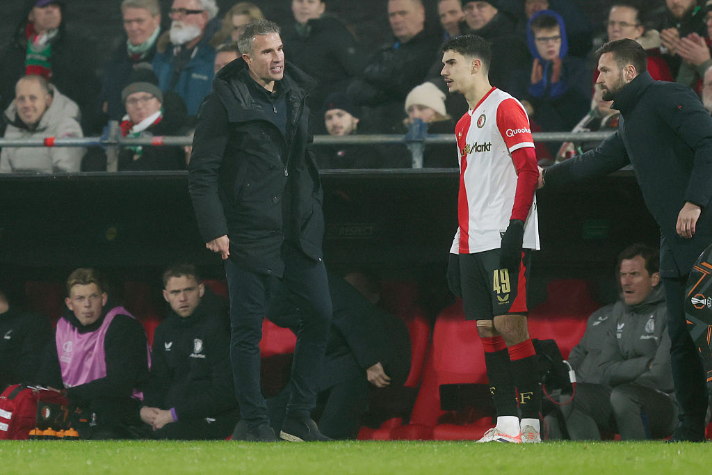 Moment efectiv la Rotterdam Robin van Persie isi debuteaza fiul