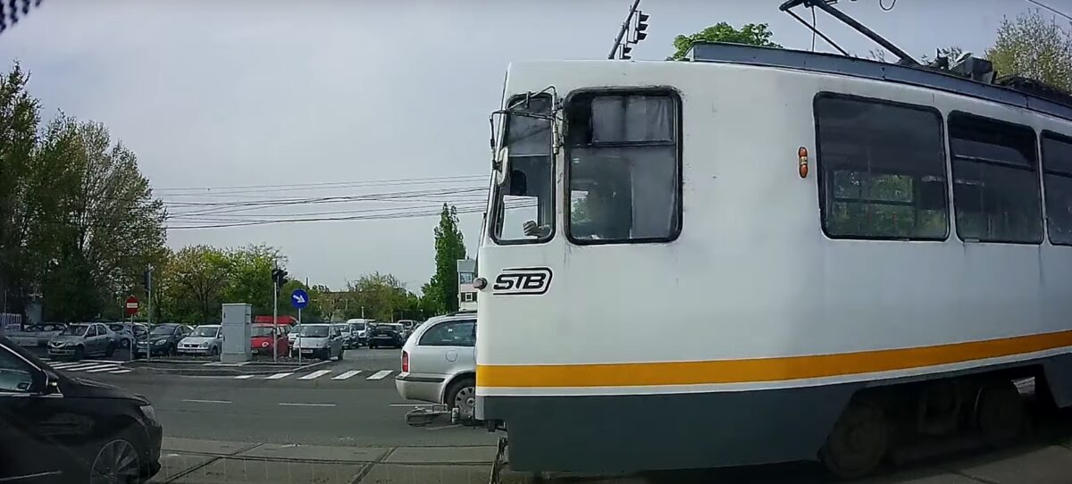 Probele la tramvaiul 5 blocate de o masina parcata