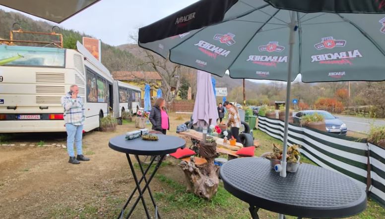 Reciclare cu stil Autobuz CTP Cluj devine sala de mese langa Turda FOTO