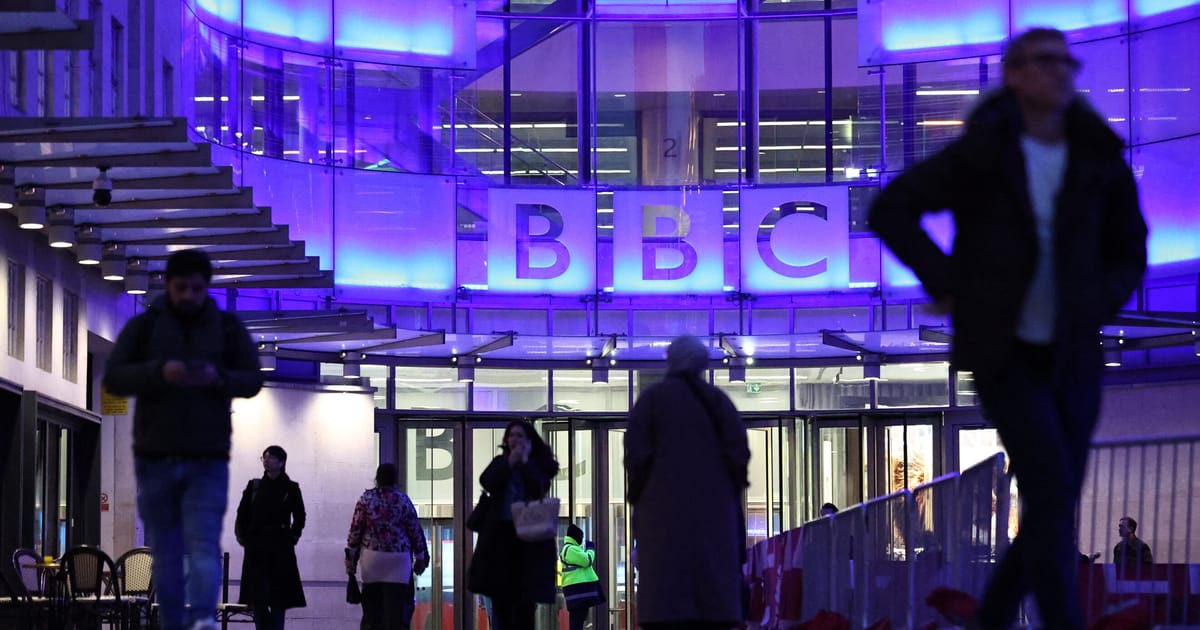 Trump cere bani de la BBC Poate obtine