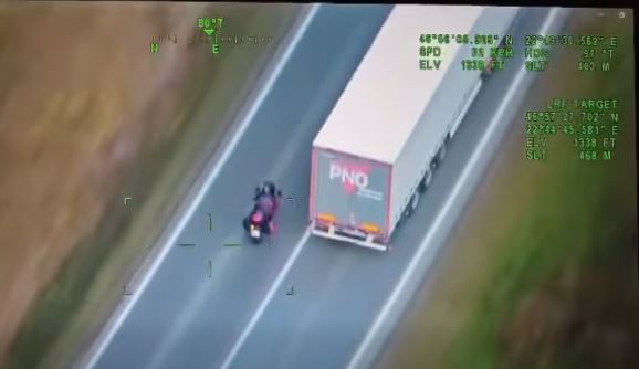 VIDEO IREAL Motociclist oprit de politia clujeana dupa 13 depasiri