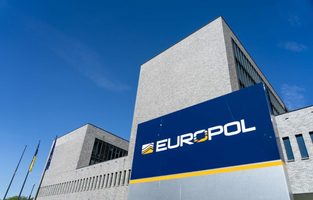 sase arestari intrun complot de rapire descoperit