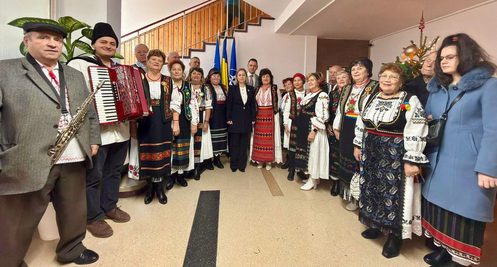 Atmosfera de Craciun la Prefectura Cluj Colindatori si jandarmi