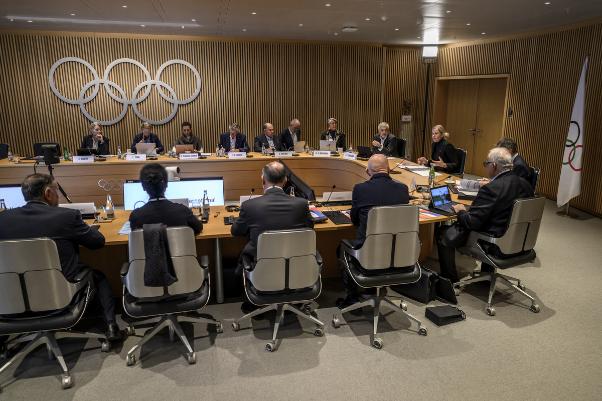 Comitetul Olimpic afirma ca rusii trebuie sa concureze sub steagul lor la competitiile de tineret