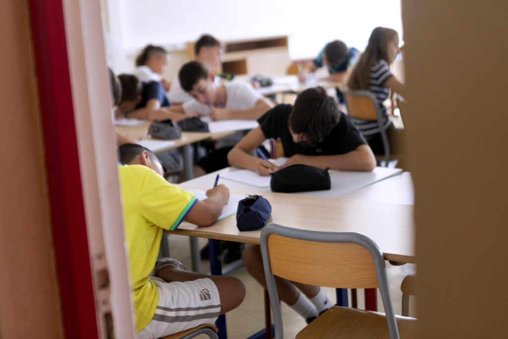 Elevii cu media 10 la examen primesc ajutoare financiare