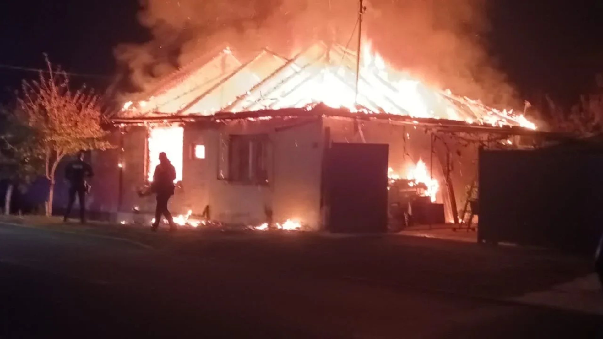 Incendiu in Cluj Acoperisul complet cuprins de flacari