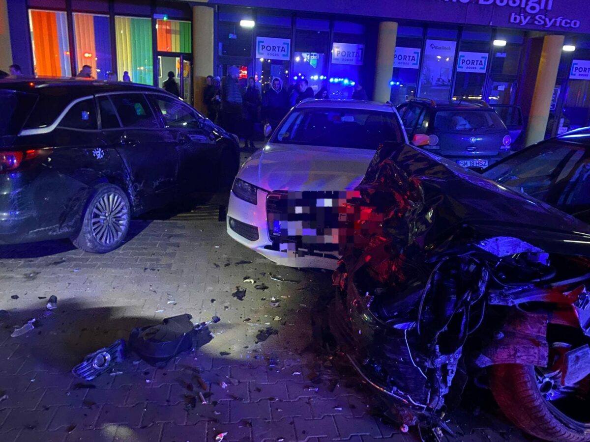 Masina distruge parcarea unui complex sportiv