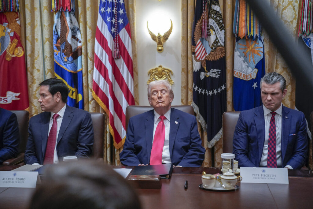 Trump activ noaptea pe Truth Social dar obosit la evenimente