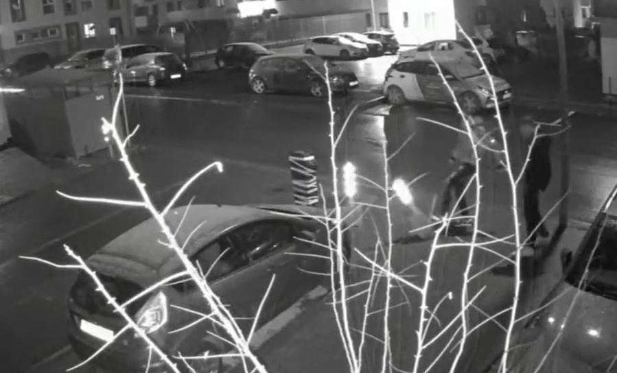 VIDEO Noaptea mintii in Floresti Doi tineri au distrus un stalpisor fragile