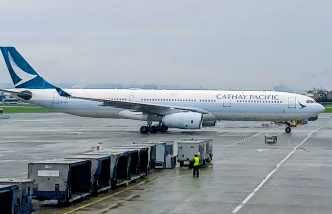 panica intr un avion cathay pacific pasager a incercat sa deschida usa in zbor