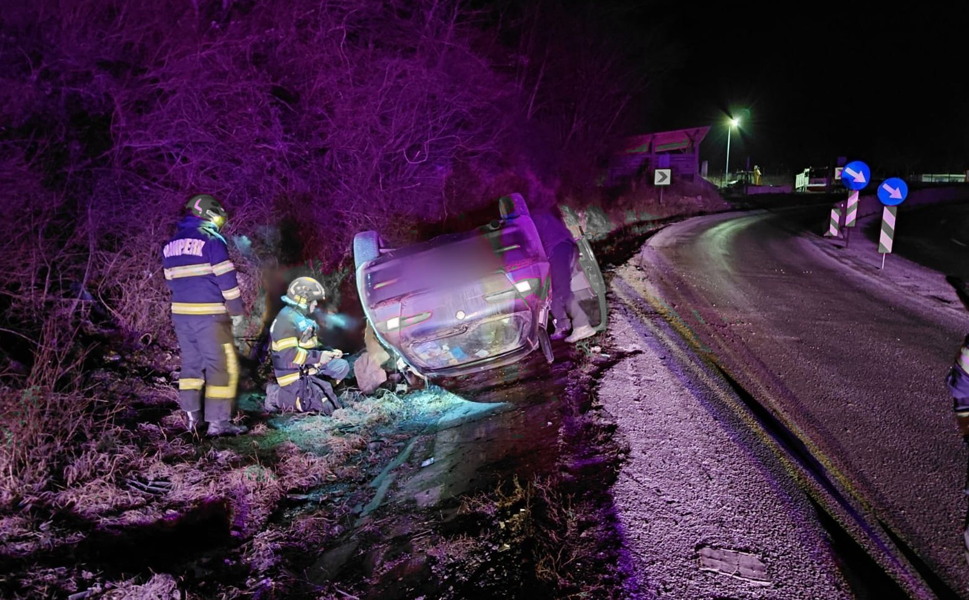 Accident nocturn langa Huedin masina rasturnaa