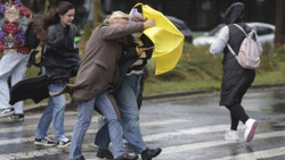 Avertizare ANM Cod galben pentru vant ploi si viscol La munte rafaele vor depasi 100 km h