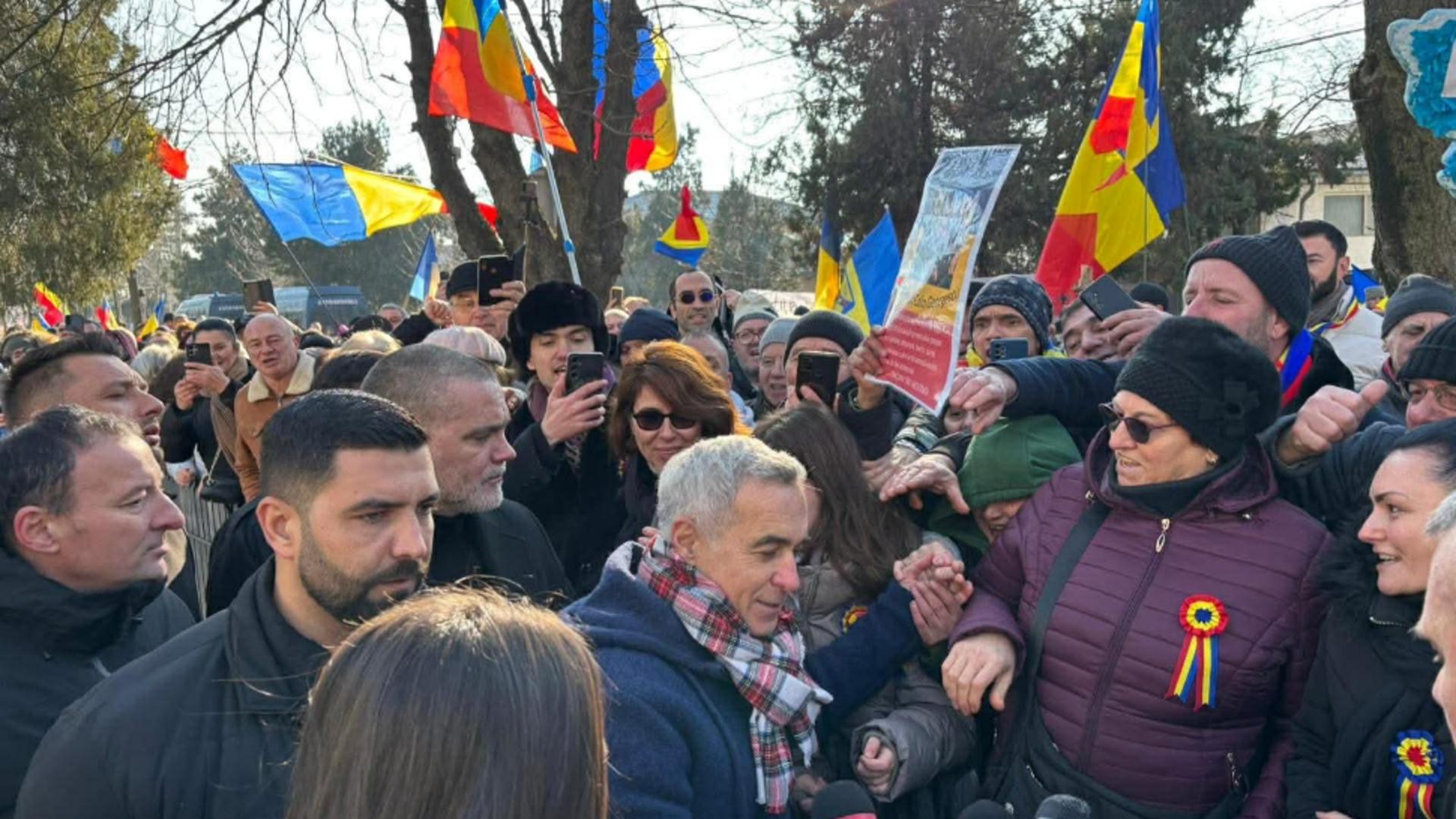 Calin Georgescu se prezinta din nou la Politia din Buftea pentru a respecta controlul judiciar Multi romani il sustin pe liderul suveranist