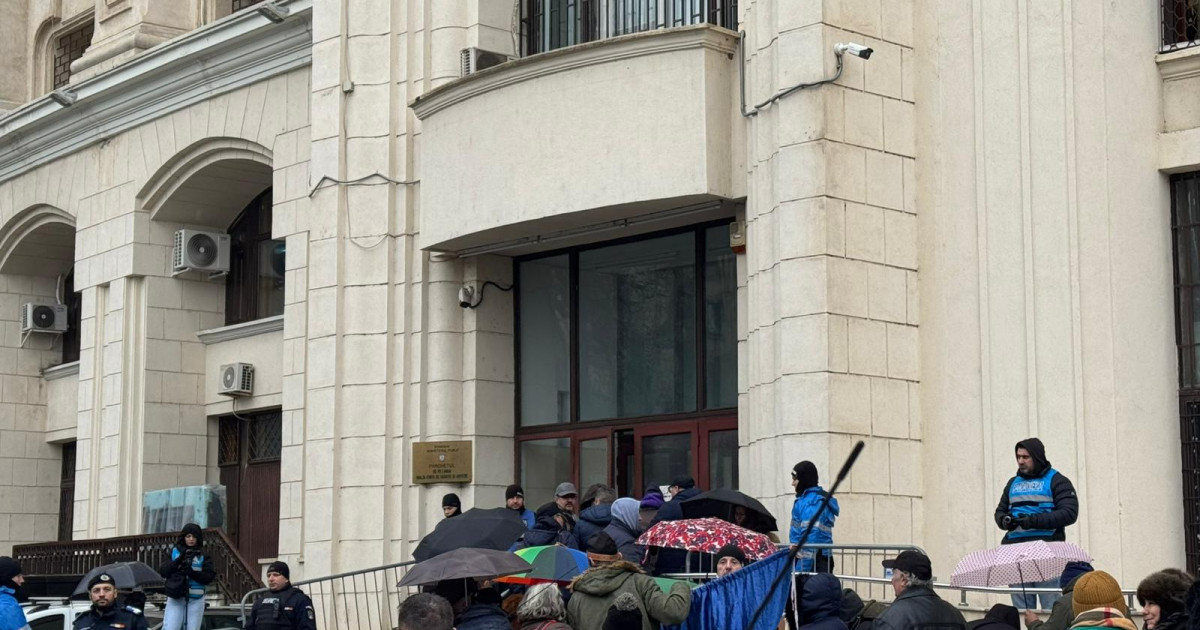 Cine se afla in spatele miscarii Valul Democratiei care a incercat sa ingenuncheze Parchetul General cu plangeri penale pentru anularea alegerilor