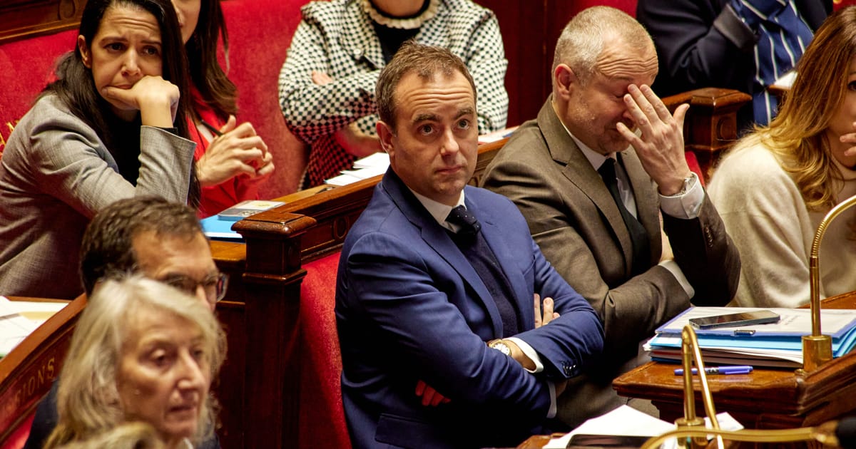 Guvernul francez infrunta cu succes voturile de neincredere legat de buget