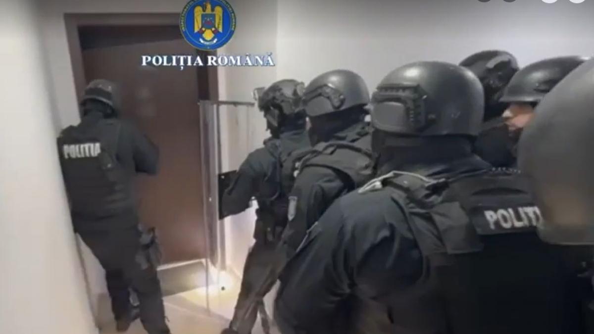 Momentul in care trupele speciale intervin asupra unui barbat care isi ameninta fosta iubita cu