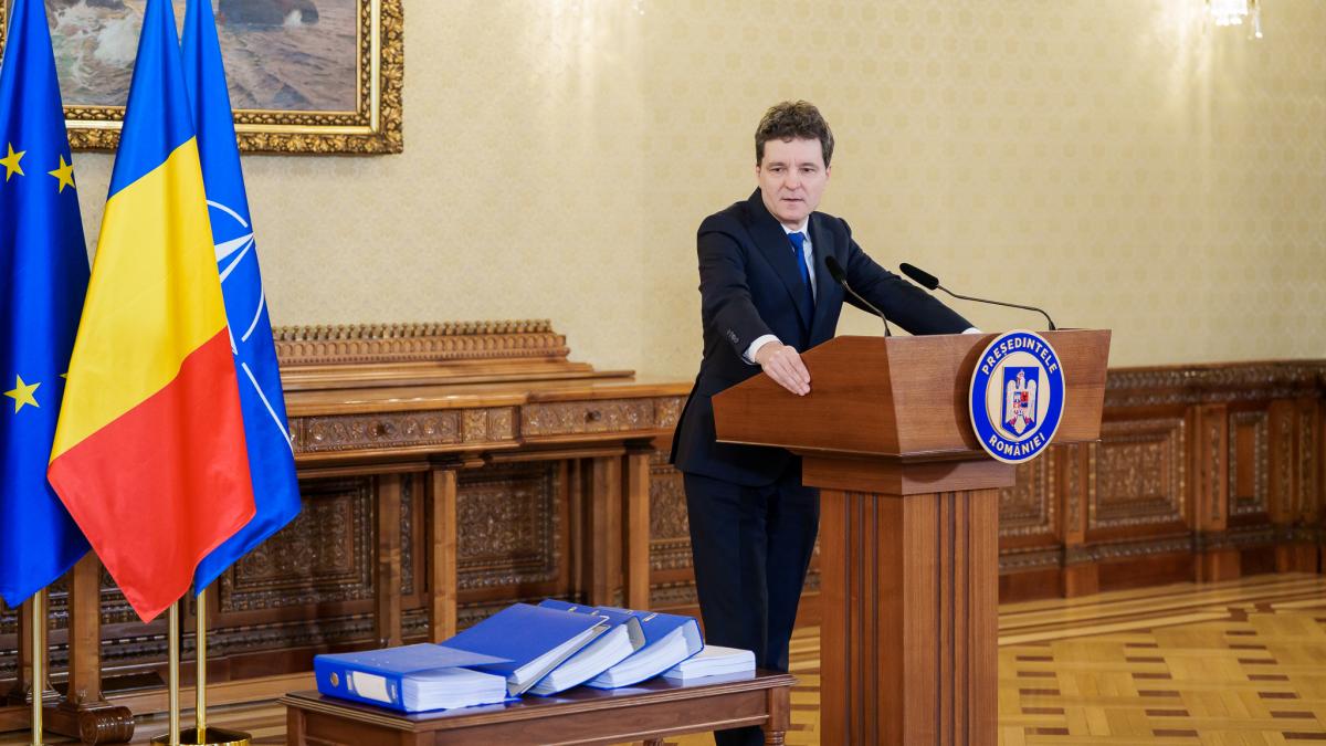Nicusar Dan are 4 5 nume pentru sefii SRI si SIE