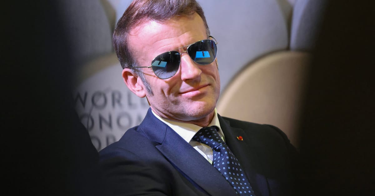 Ochelarii lui Macron captseaza atentia la Davos si ofera Europei un meme de actualitate