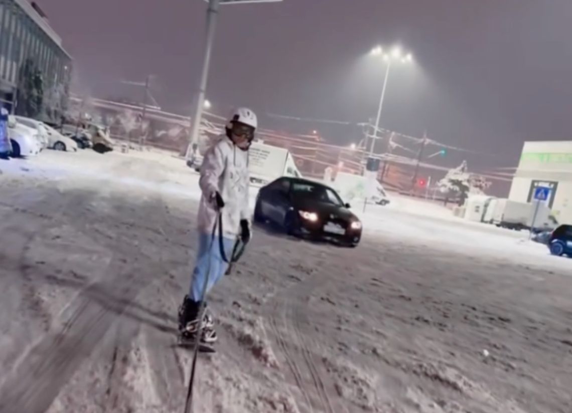 VIDEO Cluj capitala a sporturilor de iarna Mesaj ironic pentru Emil Boc dupa ce un tanar a schiat tras de masina prin oras