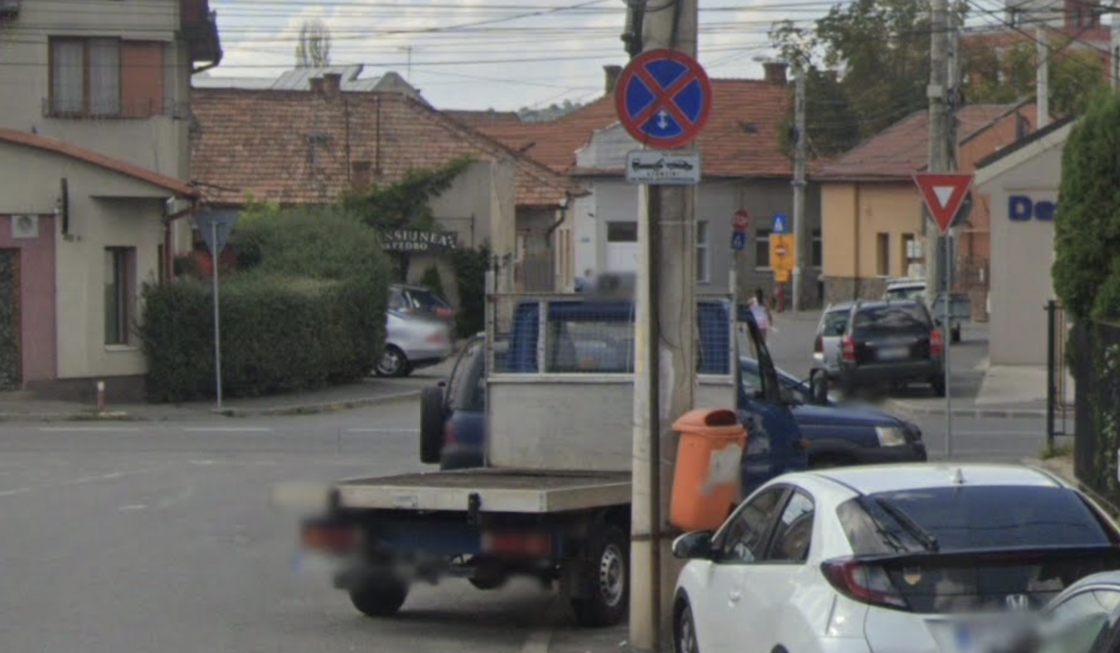 haos pe o strada din cluj parcarile ilegale blocheaza o banda intreaga de circulatie degeaba vine politia si ii amendeaza ca a doua zi sunt din nou aici