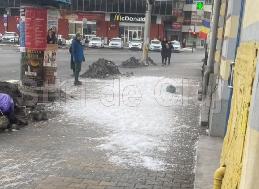 pericol pentru clujenii din centrul orasului am fost la un pas sa fiu lovit de un obiect metalic de pe acoperis am avut noroc ca ma ocolit