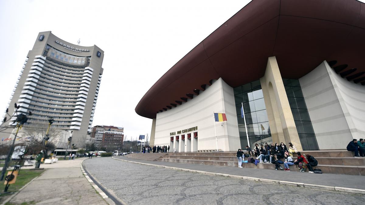 Actorii de la Teatrul National protesteaza in strada dupa ce Ministerul Culturii le a solicitat sa