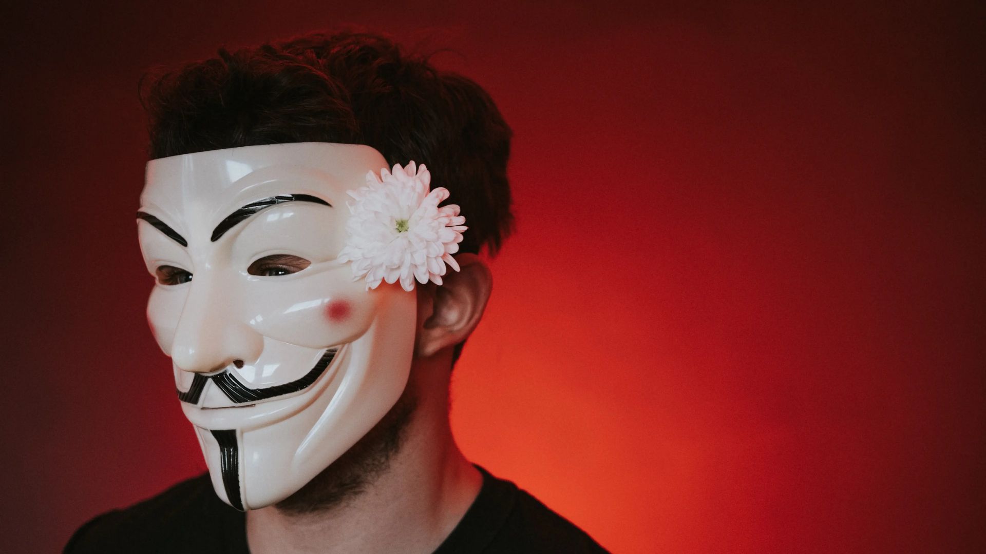 Atentie la mastile invizibile ale hackerilor Cum se pot deghiza in colegi tehnicieni IT sau clienti pentru a ti fura banii in cateva secunde