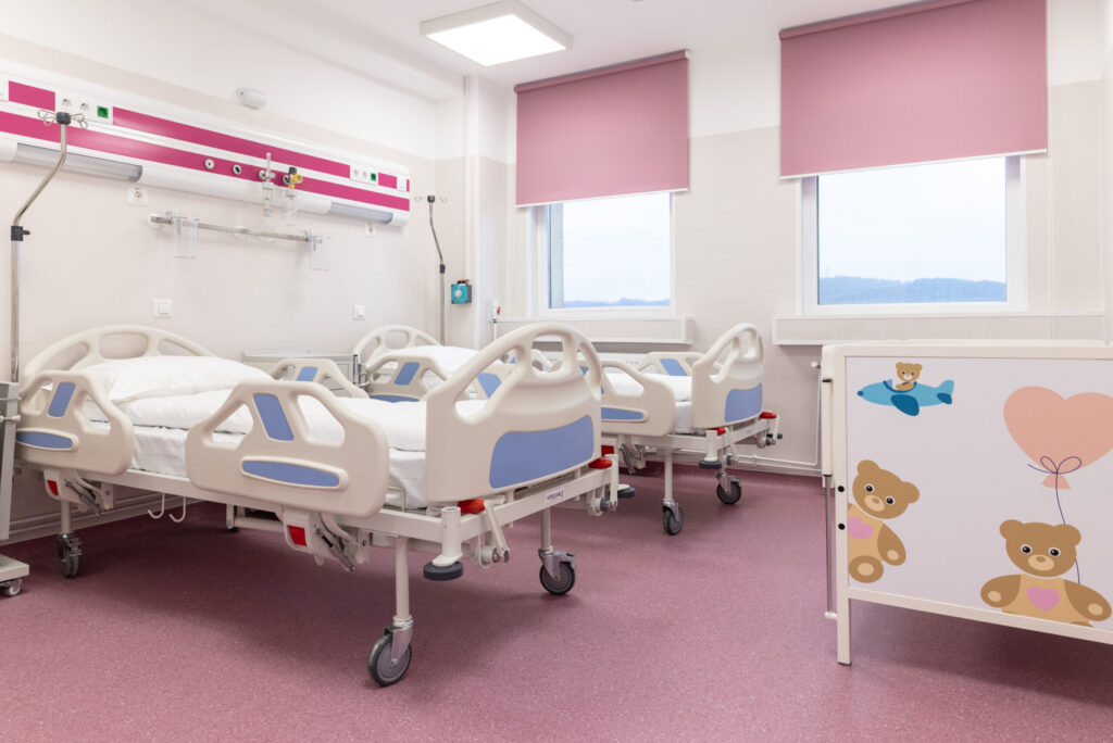 COMUNICAT Asociatia Medici pentru Romania a incheiat renovarea si modernizarea Sectiei de Pediatrie a Spitalului Municipal din Curtea de Arges