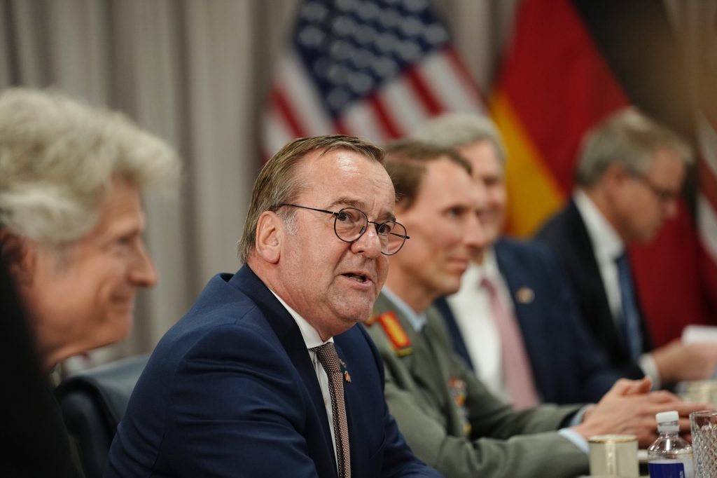 Critici dure la Berlin Ministrul Apararii il acuza pe Trump ca i a facut covorul rosu lui Vladimir Putin