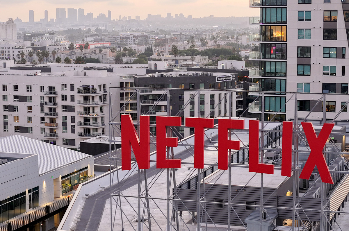 Directorul Netflix nu cedeaza in fata cererilor lui Trump pe masura ce se apropie acordul cu Warner Bros