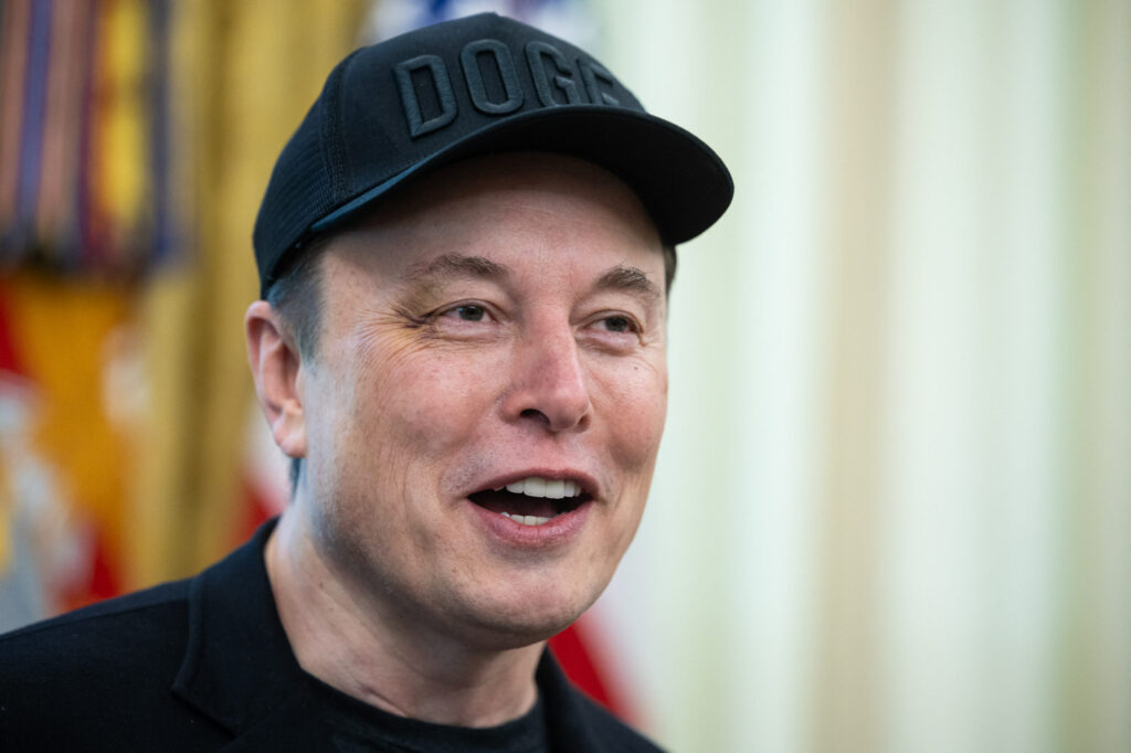 Elon Musk il nummeste pe premierul spaniol tiran din cauza interzicerii accesului tinerilor sub 16 ani pe retelele sociale