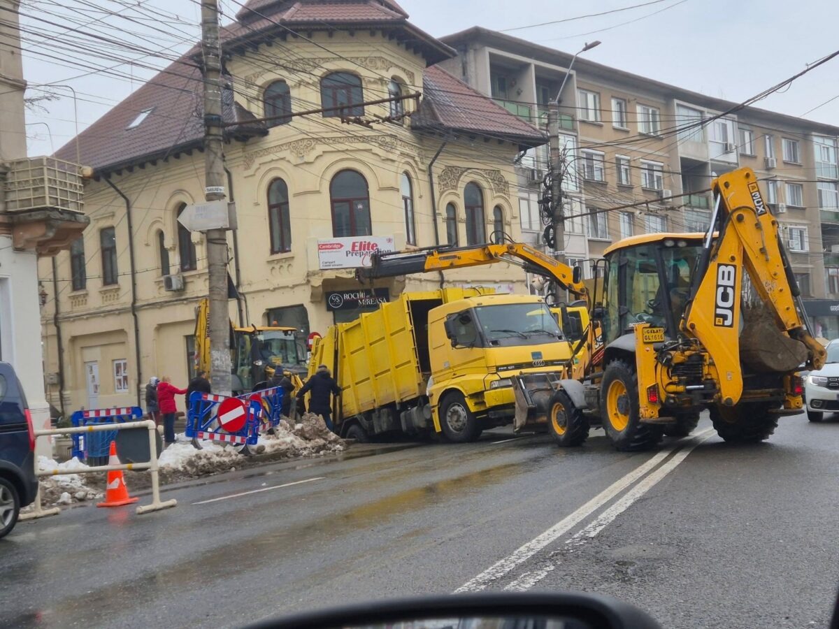 O masina de colectare a gunoiului s a prabusit intr o groapa Incidentul aavut loc in centrul orasului Galati