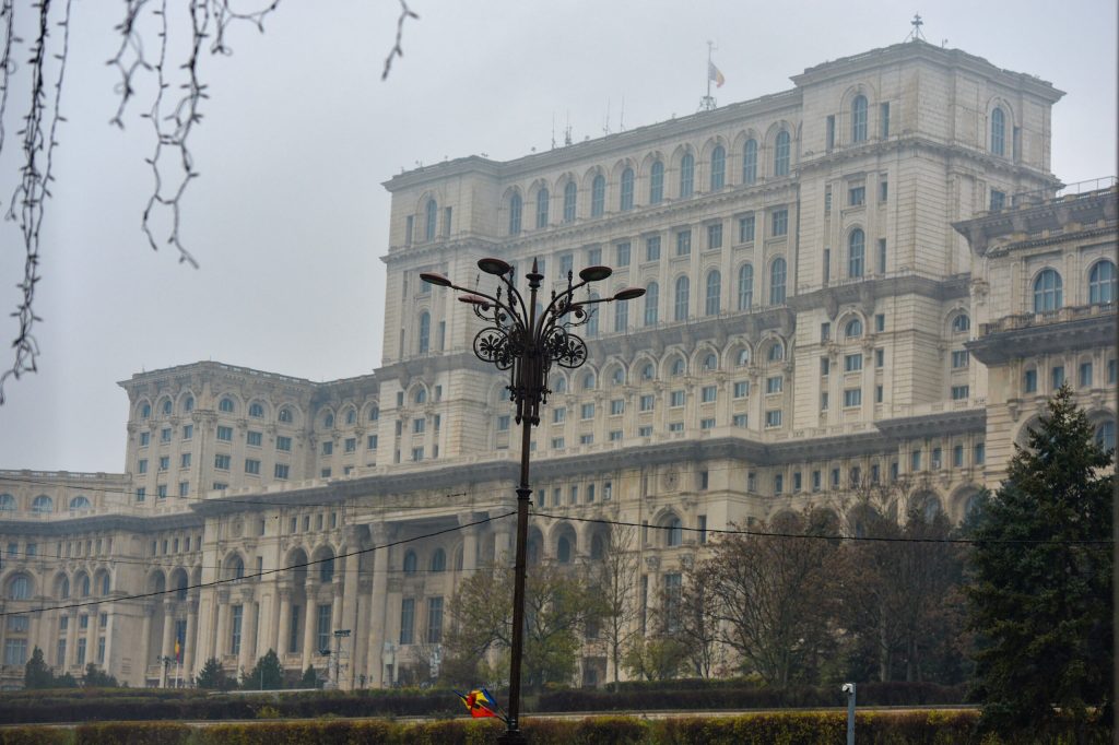 Palatul Parlamentului iluminat in verde albastru si magenta pentru a celebra Ziua Internationala a Bolilor Rare