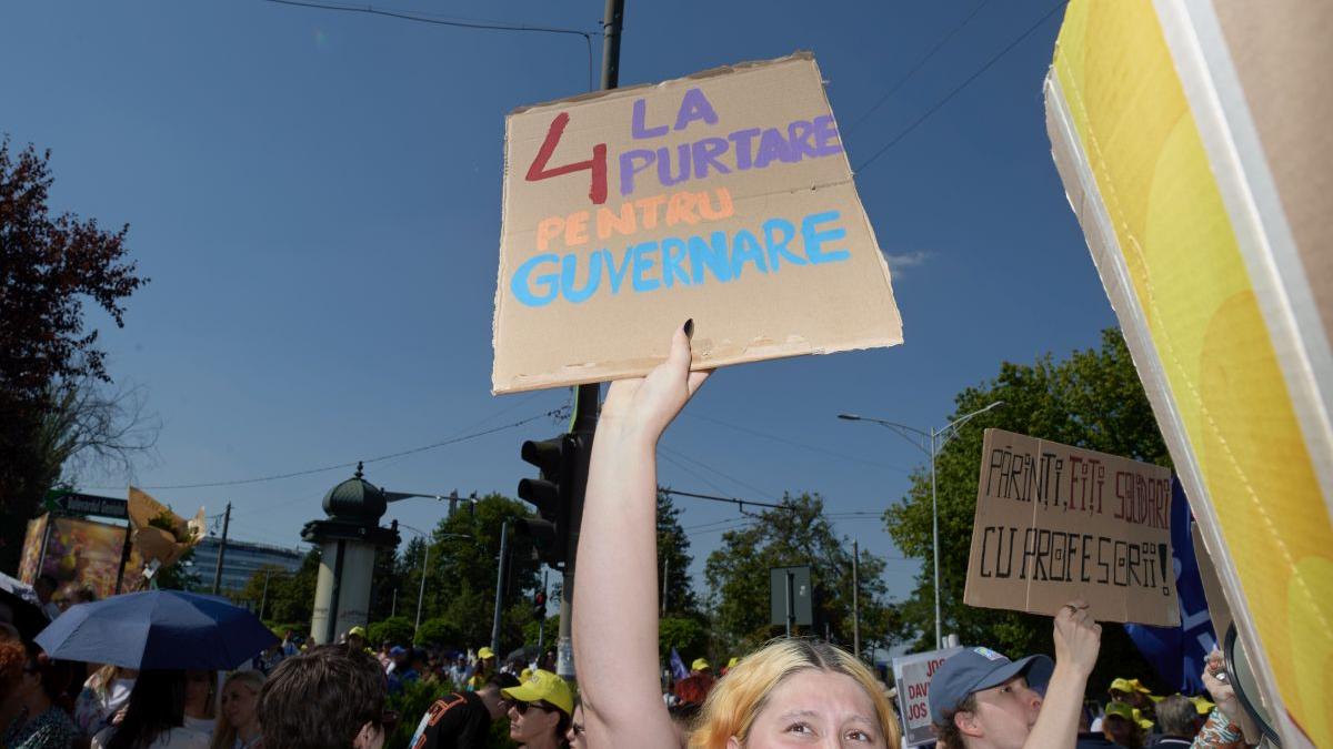Profesorii si studentii protesteaza impotriva masurilor de austeritate impuse de Guvernul Bolojan 3