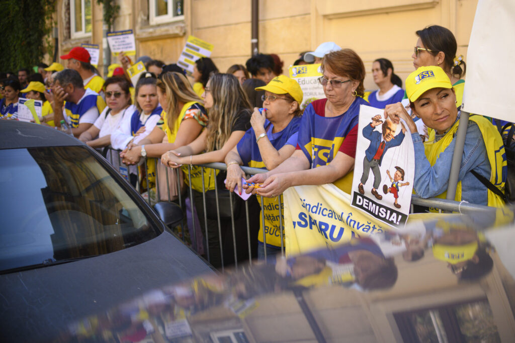 Sindicatele din invatamant protesteaza in fata Guvernului ANOSR se alatura manifestatiei Cerintele sindicatelor in cadrul acestui protest