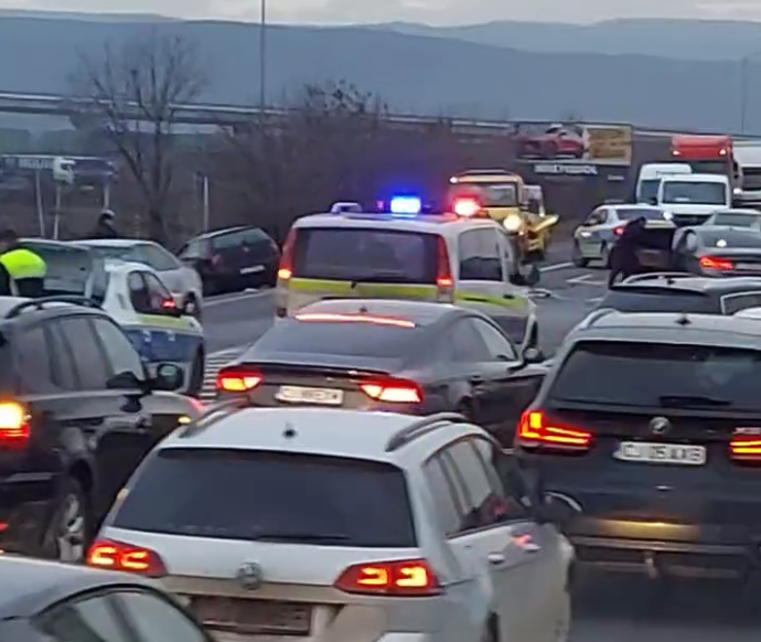 VIDEO Acident in direcia Gilau Cluj Un Golf a aterizat in sant de pe marginea drumului Traficul este grav afectat Unde va grabiti atat de mult