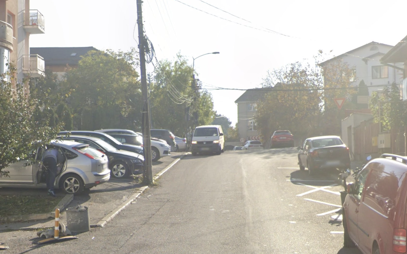 trotuare blocate de masini locuitorii cer interventia autoritilor pentru siguranta pietonilor la intersectia a doua strazi
