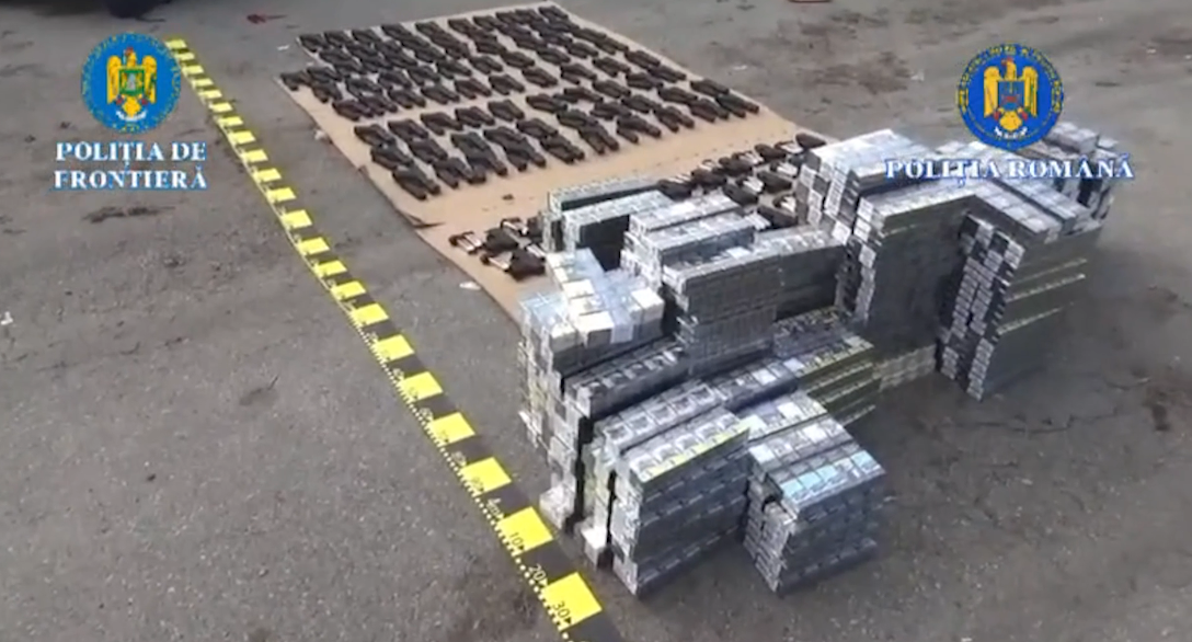 106 pistoale si 60000 de tigarete gasite de politistii de frontiera intr un camion inmatriculat in Turcia la Calafat