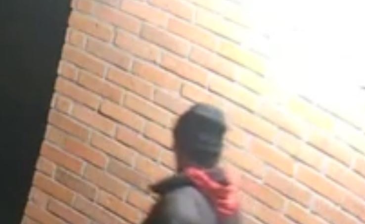 A iesit la furat in miezul noptzii pe o strada din Cluj Politia a inceput o ancheta si cauta martori Trebuie sa fie identificat