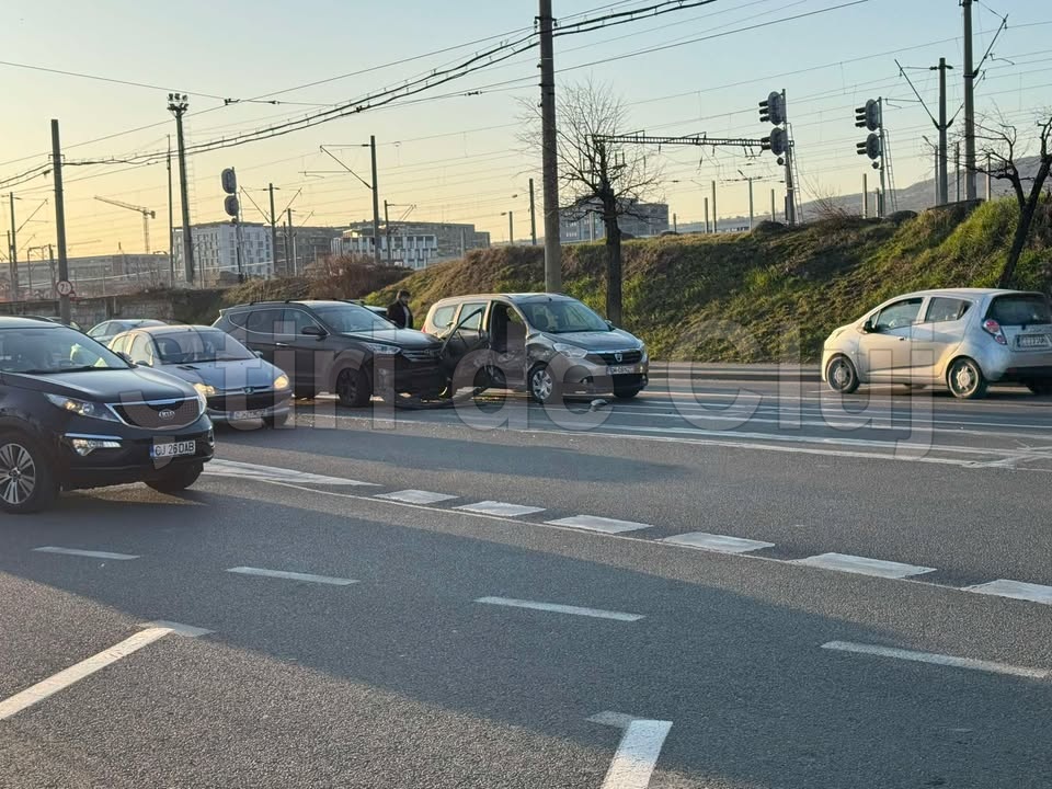 Accident in Cluj Napoca recent Doua masini implicate Circulati cu prudenta in zona FOTO