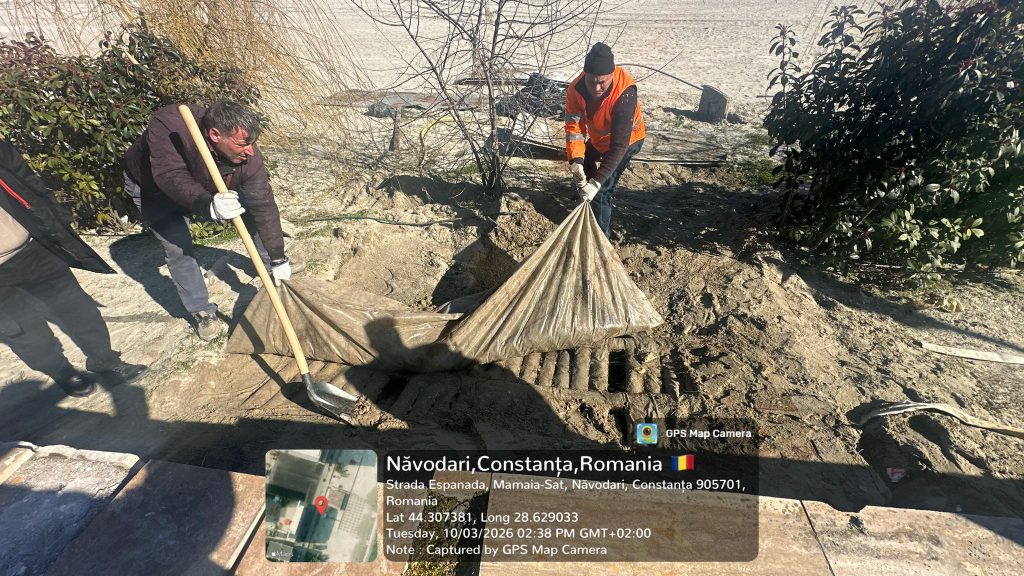Apar noi nereguli pe plajele din Navodari fose septice ascunse in nisip