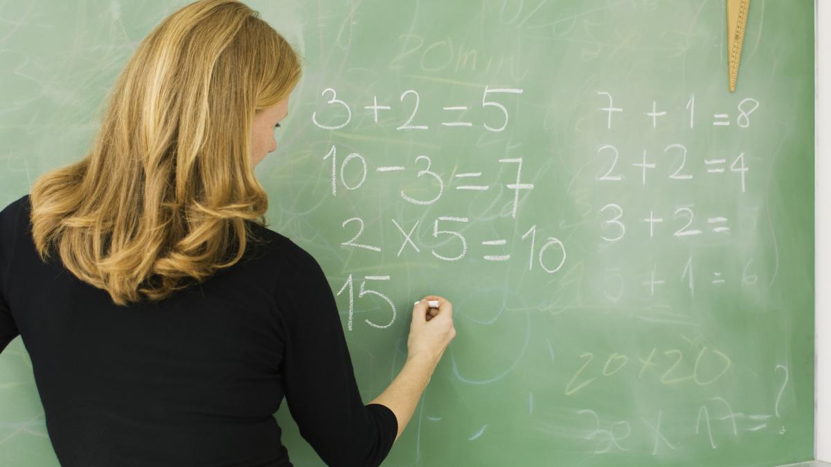 Aproape 400 de profesori au renuntat la functii dupa adoptarea Legii Bolojan care a modificat structura normelor