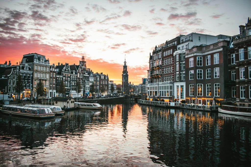 Atac cu explozibili la o scoala evreiasca din Amsterdam in miezul noptii