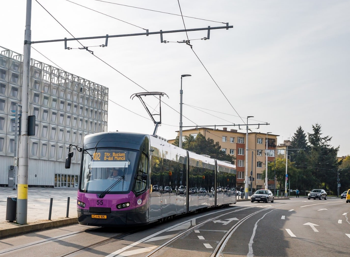Atentie Tramvaiele de pe linia 102 din Cluj Napoca sunt suspendate Ce a cauzat aceasta decizie si cum va fi afectata circulatia in aceasta perioada